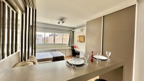 1 Schlafzimmer, Schreibtisch, Bügeleisen/Bügelbrett, Reisekinderbett