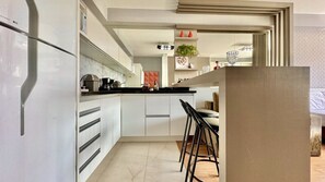 Kühlschrank, Mikrowelle, Herdplatte, Wasserkocher mit Kaffee-/Teezubehör