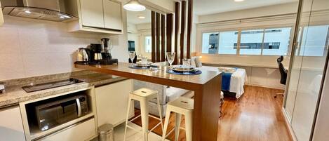 Kühlschrank, Mikrowelle, Herdplatte, Wasserkocher mit Kaffee-/Teezubehör