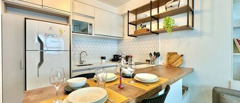 Réfrigérateur, micro-ondes, plaque de cuisson, cafetière/bouilloire