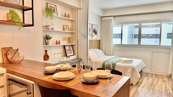 1 bedroom, desk, iron/ironing board, travel cot - Studio premium Shopping Curitiba com ar e garagem (Curitiba)