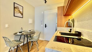 Refrigerador, microondas, placa de cocina, cafetera/tetera