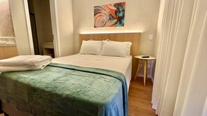 1 Schlafzimmer, Schreibtisch, Bügeleisen/Bügelbrett, Reisekinderbett