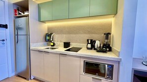 Geladeira, micro-ondas, cooktop, cafeteira/chaleira