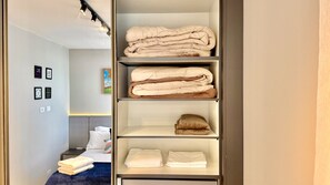 1 quarto, escrivaninha, ferros/tábuas de passar roupa, berço de viagem