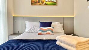 1 slaapkamer, een bureau, een strijkplank/strijkijzer, reisbedje