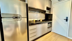 Een koelkast, een microgolfoven, een kookplaat