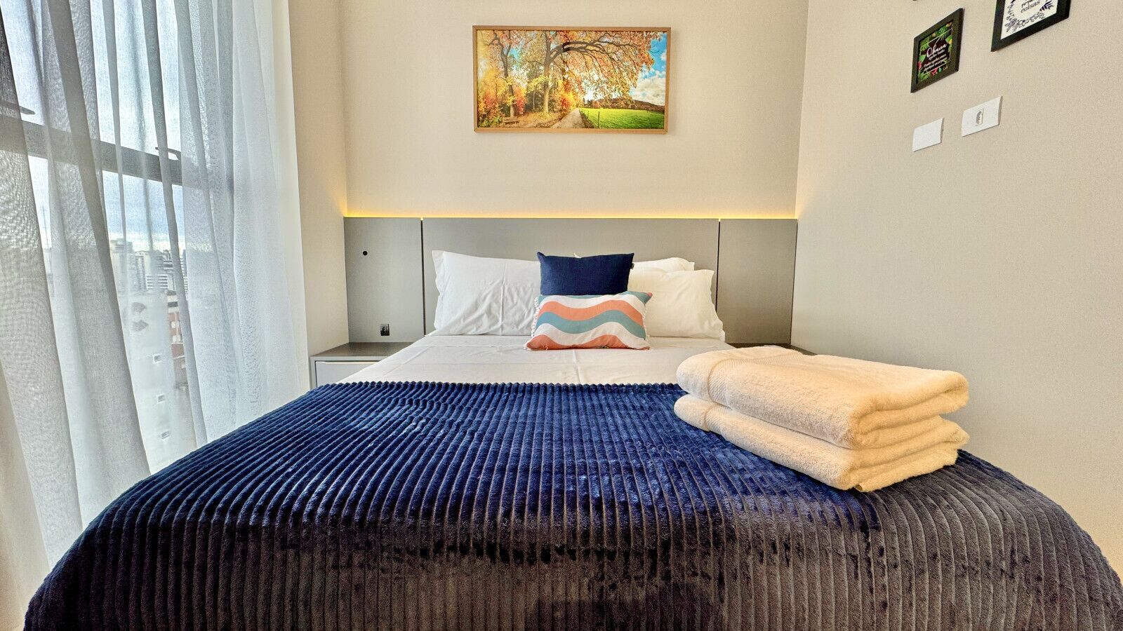 Escritorio, tabla de planchar con plancha, cuna de viaje y wifi gratis 