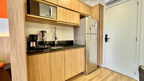 Frigorífico, microondas, placa de cocina y cafetera o tetera