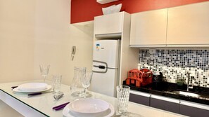 Køleskab, mikrobølgeovn, kogeplade, kaffe-/temaskine