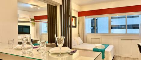 1 soverom, skrivebord, strykejern/-brett og reiseseng for barn