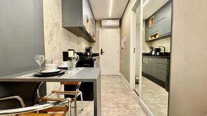 Réfrigérateur, micro-ondes, plaque de cuisson, cafetière/bouilloire