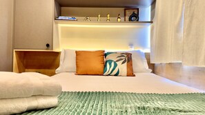 1 quarto, escrivaninha, ferros/tábuas de passar roupa, berço de viagem