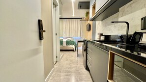 Geladeira, micro-ondas, cooktop, cafeteira/chaleira