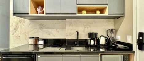 冷蔵庫、電子レンジ、コンロ、コーヒー / ティーメーカー