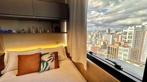 1 chambre, bureau, fer et planche à repasser, lit parapluie