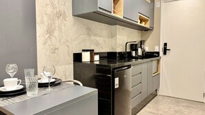 Réfrigérateur, micro-ondes, plaque de cuisson, cafetière/bouilloire