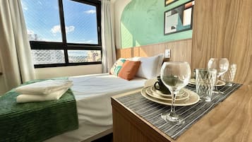 Escrivaninha, ferros/tábuas de passar roupa, berço de viagem