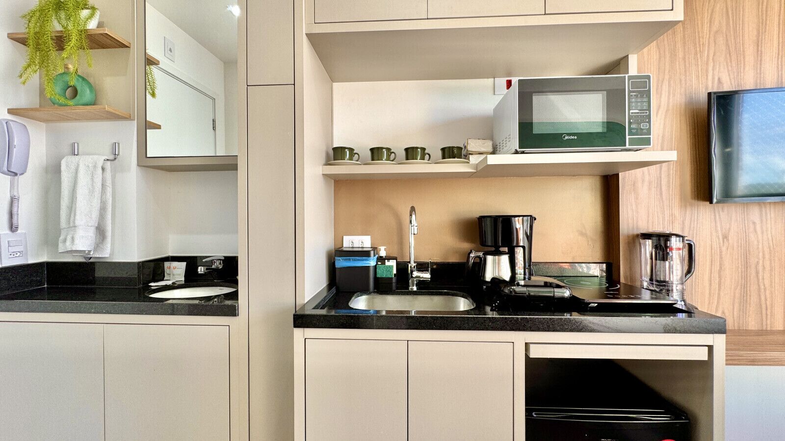 Geladeira, micro-ondas, fogão, cooktop