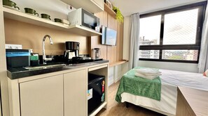 Escrivaninha, ferros/tábuas de passar roupa, berço de viagem