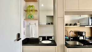 Fridge, microwave, oven, stovetop - Studio compacto próximo CoutoPereira com Ar e vaga (Curitiba)