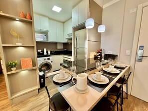 Køleskab, mikrobølgeovn, kogeplade, kaffe-/temaskine