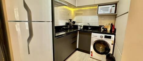 Réfrigérateur, micro-ondes, plaque de cuisson, cafetière/bouilloire