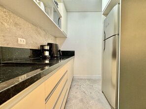 Kühlschrank, Mikrowelle, Herdplatte, Wasserkocher mit Kaffee-/Teezubehör