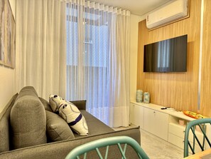 TV - One bedroom apartment with balcony for 4 people at All Batel (Curitiba)