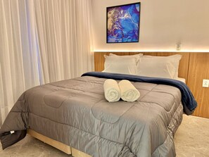 1 habitación, escritorio, tabla de planchar con plancha y cuna de viaje 