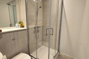 Shower, towels - 1 Bed-Sleeps 2-Private Balcony-10 min City Centre (Salford)
