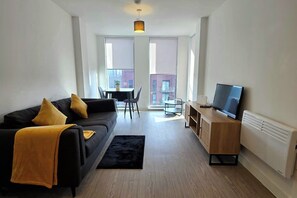 TV - 1 Bed-Sleeps 2-Private Balcony-10 min City Centre (Salford)