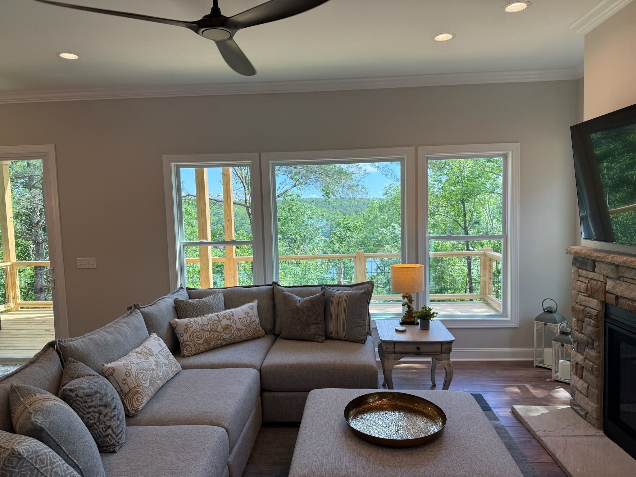 Smart-tv och eldstad