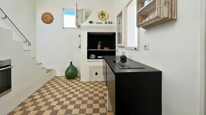 Kylskåp, mikrovågsugn, ugn och kaffe- och tebryggare