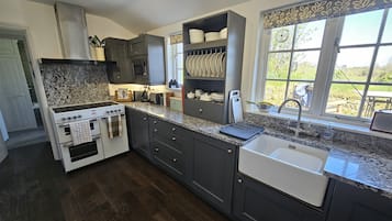 Jääkaappi, mikroaaltouuni, uuni, astianpesukone