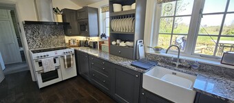 Sophie's Cottage - a cottage that sleeps 4 guests in 2 bedrooms