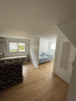 4 bedrooms, desk, iron/ironing board, travel cot