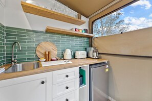 Refrigerador, parrilla de estufa, cafetera y tetera y tostadora 