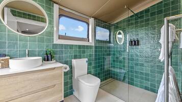 Badkar och dusch, gratis toalettartiklar, hårtork och tofflor