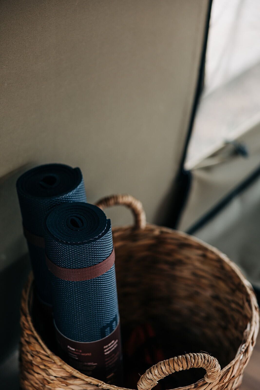 Una cesta tejida con esterillas de yoga.