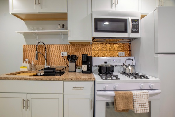 Réfrigérateur, micro-ondes, four, plaque de cuisson