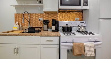 NEW Private West Loop 1br with Backyard near Green Line and CTA