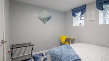 1 bedroom, desk, iron/ironing board, WiFi