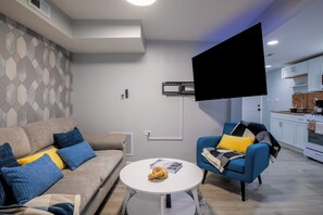 Smart TV - NEW Private West Loop 1br with Backyard near Green Line and CTA (Chicago)