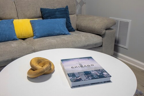 NEW Private West Loop 1br with Backyard near Green Line and CTA