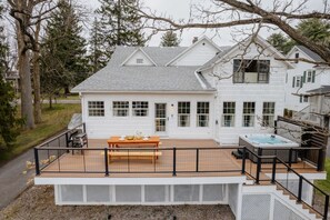 Outdoor dining - Pool, Hot Tub, Waterfront, Designer Finishes (Auburn)