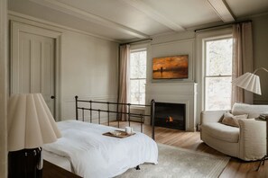 6 bedrooms, desk, iron/ironing board, free WiFi - Pool, Hot Tub, Waterfront, Designer Finishes (Auburn)