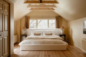6 bedrooms, desk, iron/ironing board, free WiFi