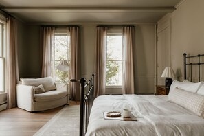 6 bedrooms, desk, iron/ironing board, free WiFi