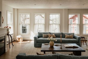 Smart TV, fireplace - Pool, Hot Tub, Waterfront, Designer Finishes (Auburn)